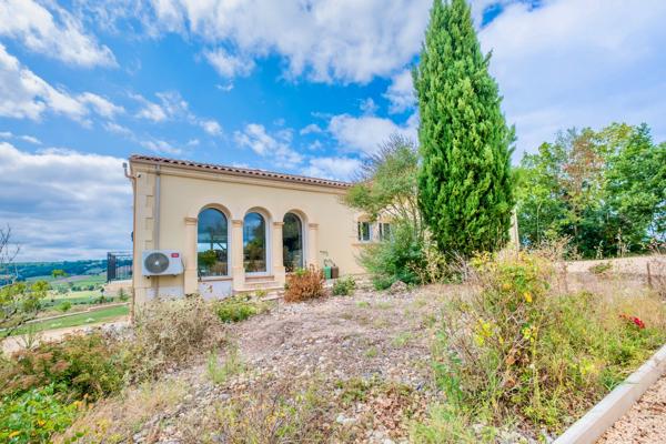 Maison de prestige d'environ 423m2 avec vue panoramique, piscine, gîte indépendant de 80m2 et prestations haut de gamme dans le secteur de Villeneuve-sur-Lot, Lot-et-Garonne. Nichée sur les hauteurs des belles collines proches de Villeneuve-sur-Lot ( à 2 , Sainte livrade sur lot