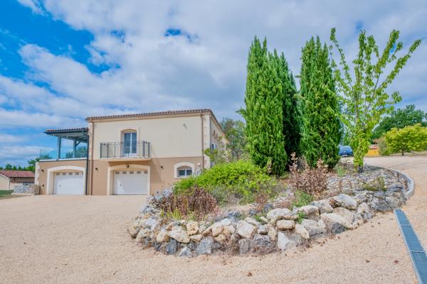 Maison de prestige d'environ 423m2 avec vue panoramique, piscine, gîte indépendant de 80m2 et prestations haut de gamme dans le secteur de Villeneuve-sur-Lot, Lot-et-Garonne. Nichée sur les hauteurs des belles collines proches de Villeneuve-sur-Lot ( à 2 , Sainte livrade sur lot