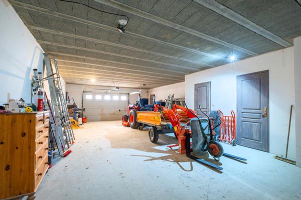 Maison de prestige d'environ 423m2 avec vue panoramique, piscine, gîte indépendant de 80m2 et prestations haut de gamme dans le secteur de Villeneuve-sur-Lot, Lot-et-Garonne. Nichée sur les hauteurs des belles collines proches de Villeneuve-sur-Lot ( à 2 , Sainte livrade sur lot