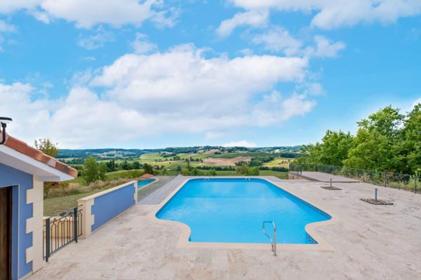 Maison de prestige d'environ 423m2 avec vue panoramique, piscine, gîte indépendant de 80m2 et prestations haut de gamme dans le secteur de Villeneuve-sur-Lot, Lot-et-Garonne. Nichée sur les hauteurs des belles collines proches de Villeneuve-sur-Lot ( à 2 , Sainte livrade sur lot