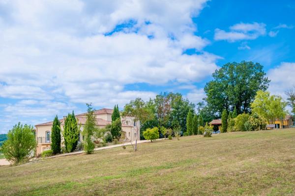 Maison de prestige d'environ 423m2 avec vue panoramique, piscine, gîte indépendant de 80m2 et prestations haut de gamme dans le secteur de Villeneuve-sur-Lot, Lot-et-Garonne. Nichée sur les hauteurs des belles collines proches de Villeneuve-sur-Lot ( à 2 , Sainte livrade sur lot