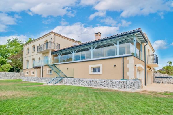 Maison de prestige d'environ 423m2 avec vue panoramique, piscine, gîte indépendant de 80m2 et prestations haut de gamme dans le secteur de Villeneuve-sur-Lot, Lot-et-Garonne. Nichée sur les hauteurs des belles collines proches de Villeneuve-sur-Lot ( à 2 , Sainte livrade sur lot