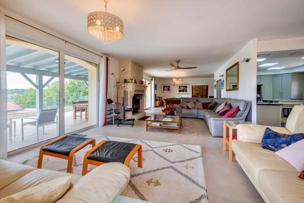 Maison de prestige d'environ 423m2 avec vue panoramique, piscine, gîte indépendant de 80m2 et prestations haut de gamme dans le secteur de Villeneuve-sur-Lot, Lot-et-Garonne. Nichée sur les hauteurs des belles collines proches de Villeneuve-sur-Lot ( à 2 , Sainte livrade sur lot