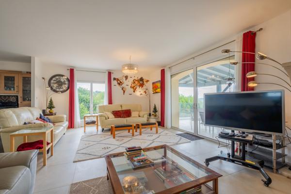 Maison de prestige d'environ 423m2 avec vue panoramique, piscine, gîte indépendant de 80m2 et prestations haut de gamme dans le secteur de Villeneuve-sur-Lot, Lot-et-Garonne. Nichée sur les hauteurs des belles collines proches de Villeneuve-sur-Lot ( à 2 , Sainte livrade sur lot
