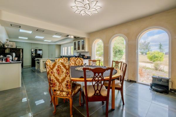 Maison de prestige d'environ 423m2 avec vue panoramique, piscine, gîte indépendant de 80m2 et prestations haut de gamme dans le secteur de Villeneuve-sur-Lot, Lot-et-Garonne. Nichée sur les hauteurs des belles collines proches de Villeneuve-sur-Lot ( à 2 , Sainte livrade sur lot