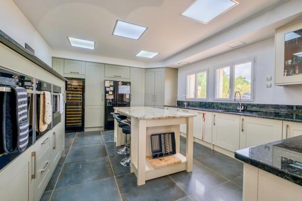 Maison de prestige d'environ 423m2 avec vue panoramique, piscine, gîte indépendant de 80m2 et prestations haut de gamme dans le secteur de Villeneuve-sur-Lot, Lot-et-Garonne. Nichée sur les hauteurs des belles collines proches de Villeneuve-sur-Lot ( à 2 , Sainte livrade sur lot