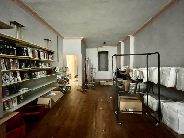 VILLENEUVE SUR LOT. Dans une rue commerçante du centre ville venez découvrir cet immeuble de 281m2 comprenant un local commercial d'environ 100M2 refait à neuf en 2022 avec une arrière cuisine, wc et une réserve. Le loyer du local est actuellement de 1150 , Villeneuve sur lot