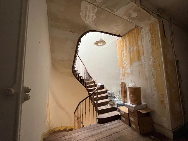 VILLENEUVE SUR LOT. Dans une rue commerçante du centre ville venez découvrir cet immeuble de 281m2 comprenant un local commercial d'environ 100M2 refait à neuf en 2022 avec une arrière cuisine, wc et une réserve. Le loyer du local est actuellement de 1150 , Villeneuve sur lot
