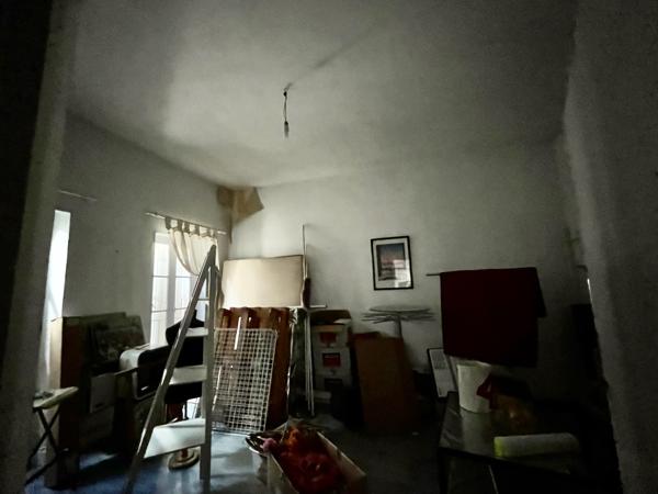 VILLENEUVE SUR LOT. Dans une rue commerçante du centre ville venez découvrir cet immeuble de 281m2 comprenant un local commercial d'environ 100M2 refait à neuf en 2022 avec une arrière cuisine, wc et une réserve. Le loyer du local est actuellement de 1150 , Villeneuve sur lot