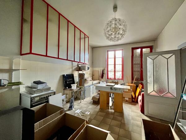 VILLENEUVE SUR LOT. Dans une rue commerçante du centre ville venez découvrir cet immeuble de 281m2 comprenant un local commercial d'environ 100M2 refait à neuf en 2022 avec une arrière cuisine, wc et une réserve. Le loyer du local est actuellement de 1150 , Villeneuve sur lot