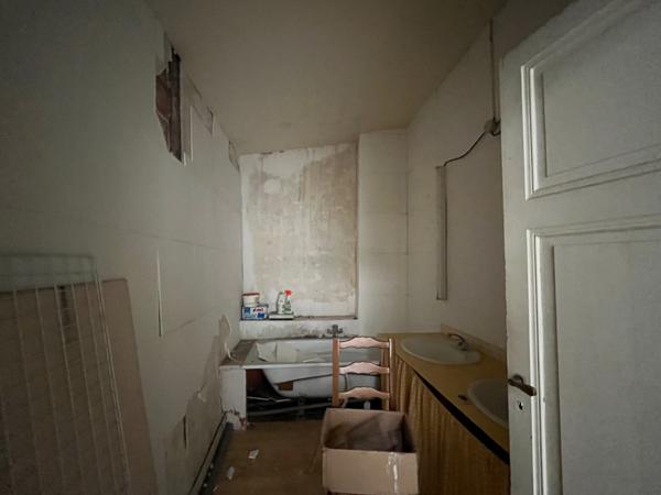 VILLENEUVE SUR LOT. Dans une rue commerçante du centre ville venez découvrir cet immeuble de 281m2 comprenant un local commercial d'environ 100M2 refait à neuf en 2022 avec une arrière cuisine, wc et une réserve. Le loyer du local est actuellement de 1150 , Villeneuve sur lot