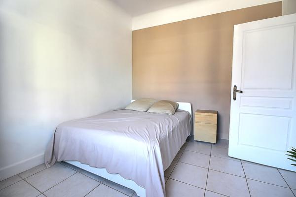 Marignane - À vendre une maison plain pied, de 5 pièces de 120 m2 sur une parcelle de 551m2