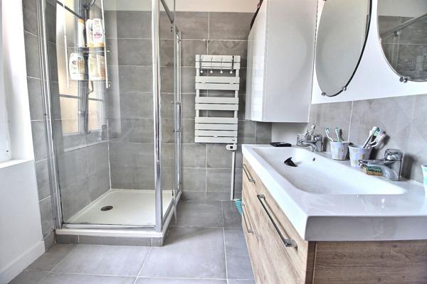 Marignane - À vendre une maison plain pied, de 5 pièces de 120 m2 sur une parcelle de 551m2