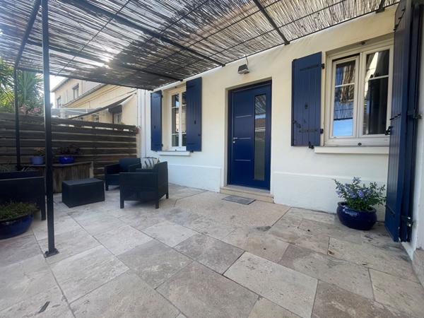 Marignane - À vendre une maison plain pied, de 5 pièces de 120 m2 sur une parcelle de 551m2