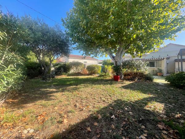 Marignane - À vendre une maison plain pied, de 5 pièces de 120 m2 sur une parcelle de 551m2