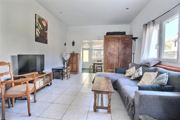 Marignane - À vendre une maison plain pied, de 5 pièces de 120 m2 sur une parcelle de 551m2