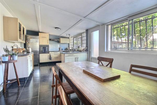 Marignane - À vendre une maison plain pied, de 5 pièces de 120 m2 sur une parcelle de 551m2