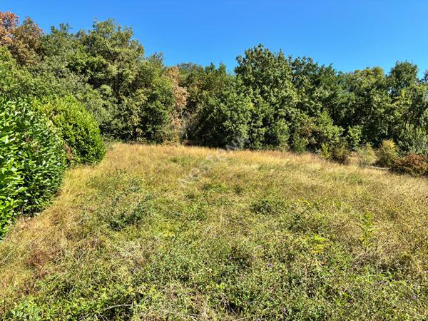 Terrain constructible de 1272 m² non viabilisé à Bourret