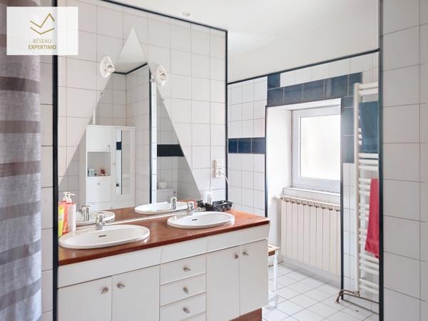 Lanuéjouls (12350) Grande maison en pierre de 261 m² sur un terrain arboré de 3033 m²