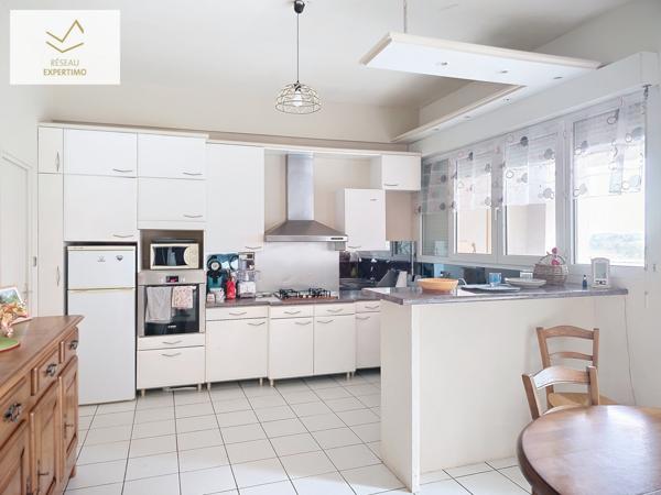 Lanuéjouls (12350) Grande maison en pierre de 261 m² sur un terrain arboré de 3033 m²