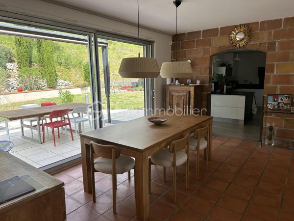 Propriété de type Lauragaise – Terrain de 1,5 hectare avec vue panoramique sur la vallée de la Garonne

Dans un environnement exceptionnel, au cœur d’une nature préservée, cette superbe propriété de type Lauragaise bénéficie d’un emplacement rare, en position dominante, offrant une vue panoramique remarquable sur la vallée de la Garonne.

À l’abri de toute nuisance, dans un cadre intime, calme et parfaitement sécurisé, cette propriété d’exception incarne un art de vivre privilégié, où élégance, confort et sérénité se conjuguent harmonieusement.

Édifiée sur un magnifique domaine de 1,5 hectare, cette demeure de 225 m2 habitables séduit immédiatement par la beauté de son environnement. Les extérieurs, soigneusement pensés et parfaitement entretenus, offrent un cadre paysager remarquable. Environ 3 000 m² autour de la maison ont été entièrement aménagés et paysagés avec soin, bénéficiant d’un système d’arrosage intégré.

Les 250 m² de terrasses qui entourent la maison créent de multiples espaces de réception et de détente, permettant de profiter pleinement de chaque instant face à un environnement d’exception.

Dès l’entrée, le charme opère. Un vaste hall d’accueil met en valeur les beaux volumes de la maison et dévoile un élégant escalier en bois menant à l’étage.

Le cœur de la maison s’articule autour d’un splendide espace de vie de 80 m². Ce séjour double, baigné de lumière naturelle grâce à de larges baies vitrées, offre une connexion permanente avec les extérieurs, la piscine et la nature environnante. Les sols en terre cuite, les matériaux utilisés , le poêle à bois et les volumes généreux confèrent à cet espace une atmosphère chaleureuse et raffinée. La climatisation assure un confort optimal en toute saison.

La cuisine ouverte, récente et parfaitement équipée, allie design, fonctionnalité et équipements haut de gamme. Elle s’intègre avec élégance à l’espace de réception, créant un lieu de vie convivial et sophistiqué.

L’espace nuit du rez-de-chaussée, parfaitement séparé des pièces de réception, accueille deux belles chambres avec parquet, toutes dotées de placards intégrés. Un grand dressing ainsi qu’une buanderie de 11 m² parfaitement aménagée viennent compléter cet espace. Une vaste salle de bain propose des prestations de qualité avec douche à l’italienne, baignoire, double vasque et WC indépendant.

À l’étage, une spacieuse mezzanine baignée de lumière naturelle grâce à un Vélux dessert deux grandes chambres supplémentaires. L’une bénéficie de sa propre salle d’eau avec douche à l’italienne, double vasque et WC indépendant. La climatisation assure un confort optimal dans ces espaces.

La maison séduit également par sa fonctionnalité avec de nombreux rangements intégrés et 35 m² supplémentaires sous combles, idéals pour le stockage.

À l’extérieur, les prestations confirment le caractère exclusif du bien. Une élégante piscine sécurisée avec traitement au sel s’intègre parfaitement au paysage. Son pool house permet de stocker le matériel et dispose également d’un WC indépendant. Un spa complète cet espace dédié à la détente et au bien-être.

La propriété dispose également d’un boulodrome privé, invitant à des moments de convivialité dans un cadre enchanteur et ombragé .

Plusieurs dépendances parfaitement aménagées offrent des espaces de stockage supplémentaires pour l’entretien de la propriété et permettent de stationner aisément trois à quatre véhicules.

Prestations complémentaires :

· Climatisation dans le séjour et les chambres de l’étage

· Volets électriques

· Système d’alarme

· Production d’eau chaude via cumulus alimenté par panneaux photovoltaïques

· Toiture en parfait état

· Nombreux espaces de rangement

· radiateurs à huile dans les chambres du RDC.

Rare par son emplacement, son panorama et la qualité de ses prestations, ce domaine offre un équilibre parfait entre nature, confort moderne et proximité des commodités : écoles, collège, lycée et commerces sont accessibles rapidement.

Une propriété rare et singulière, destinée aux amateurs de lieux de vie uniques, où charme, élégance et douceur de vivre se rencontrent.
Située à moins de 30 Km de la place du Capitole à TOULOUSE ainsi que de l'aéroport de BLAGNAC et des sites d'Airbus de COLOMIERS