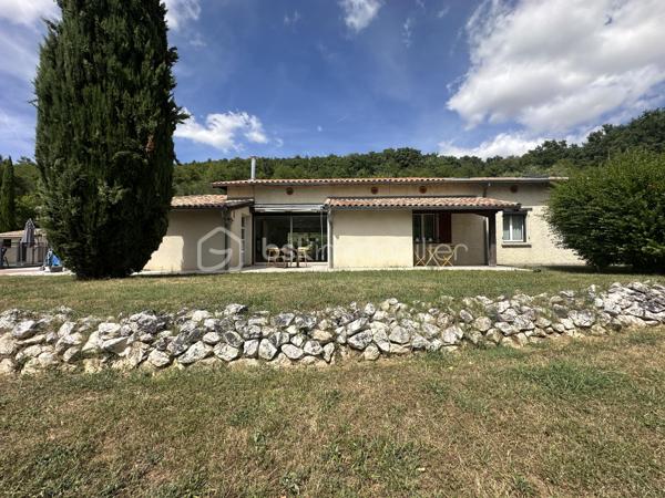 Propriété de type Lauragaise – Terrain de 1,5 hectare avec vue panoramique sur la vallée de la Garonne

Dans un environnement exceptionnel, au cœur d’une nature préservée, cette superbe propriété de type Lauragaise bénéficie d’un emplacement rare, en position dominante, offrant une vue panoramique remarquable sur la vallée de la Garonne.

À l’abri de toute nuisance, dans un cadre intime, calme et parfaitement sécurisé, cette propriété d’exception incarne un art de vivre privilégié, où élégance, confort et sérénité se conjuguent harmonieusement.

Édifiée sur un magnifique domaine de 1,5 hectare, cette demeure de 225 m2 habitables séduit immédiatement par la beauté de son environnement. Les extérieurs, soigneusement pensés et parfaitement entretenus, offrent un cadre paysager remarquable. Environ 3 000 m² autour de la maison ont été entièrement aménagés et paysagés avec soin, bénéficiant d’un système d’arrosage intégré.

Les 250 m² de terrasses qui entourent la maison créent de multiples espaces de réception et de détente, permettant de profiter pleinement de chaque instant face à un environnement d’exception.

Dès l’entrée, le charme opère. Un vaste hall d’accueil met en valeur les beaux volumes de la maison et dévoile un élégant escalier en bois menant à l’étage.

Le cœur de la maison s’articule autour d’un splendide espace de vie de 80 m². Ce séjour double, baigné de lumière naturelle grâce à de larges baies vitrées, offre une connexion permanente avec les extérieurs, la piscine et la nature environnante. Les sols en terre cuite, les matériaux utilisés , le poêle à bois et les volumes généreux confèrent à cet espace une atmosphère chaleureuse et raffinée. La climatisation assure un confort optimal en toute saison.

La cuisine ouverte, récente et parfaitement équipée, allie design, fonctionnalité et équipements haut de gamme. Elle s’intègre avec élégance à l’espace de réception, créant un lieu de vie convivial et sophistiqué.

L’espace nuit du rez-de-chaussée, parfaitement séparé des pièces de réception, accueille deux belles chambres avec parquet, toutes dotées de placards intégrés. Un grand dressing ainsi qu’une buanderie de 11 m² parfaitement aménagée viennent compléter cet espace. Une vaste salle de bain propose des prestations de qualité avec douche à l’italienne, baignoire, double vasque et WC indépendant.

À l’étage, une spacieuse mezzanine baignée de lumière naturelle grâce à un Vélux dessert deux grandes chambres supplémentaires. L’une bénéficie de sa propre salle d’eau avec douche à l’italienne, double vasque et WC indépendant. La climatisation assure un confort optimal dans ces espaces.

La maison séduit également par sa fonctionnalité avec de nombreux rangements intégrés et 35 m² supplémentaires sous combles, idéals pour le stockage.

À l’extérieur, les prestations confirment le caractère exclusif du bien. Une élégante piscine sécurisée avec traitement au sel s’intègre parfaitement au paysage. Son pool house permet de stocker le matériel et dispose également d’un WC indépendant. Un spa complète cet espace dédié à la détente et au bien-être.

La propriété dispose également d’un boulodrome privé, invitant à des moments de convivialité dans un cadre enchanteur et ombragé .

Plusieurs dépendances parfaitement aménagées offrent des espaces de stockage supplémentaires pour l’entretien de la propriété et permettent de stationner aisément trois à quatre véhicules.

Prestations complémentaires :

· Climatisation dans le séjour et les chambres de l’étage

· Volets électriques

· Système d’alarme

· Production d’eau chaude via cumulus alimenté par panneaux photovoltaïques

· Toiture en parfait état

· Nombreux espaces de rangement

· radiateurs à huile dans les chambres du RDC.

Rare par son emplacement, son panorama et la qualité de ses prestations, ce domaine offre un équilibre parfait entre nature, confort moderne et proximité des commodités : écoles, collège, lycée et commerces sont accessibles rapidement.

Une propriété rare et singulière, destinée aux amateurs de lieux de vie uniques, où charme, élégance et douceur de vivre se rencontrent.
Située à moins de 30 Km de la place du Capitole à TOULOUSE ainsi que de l'aéroport de BLAGNAC et des sites d'Airbus de COLOMIERS