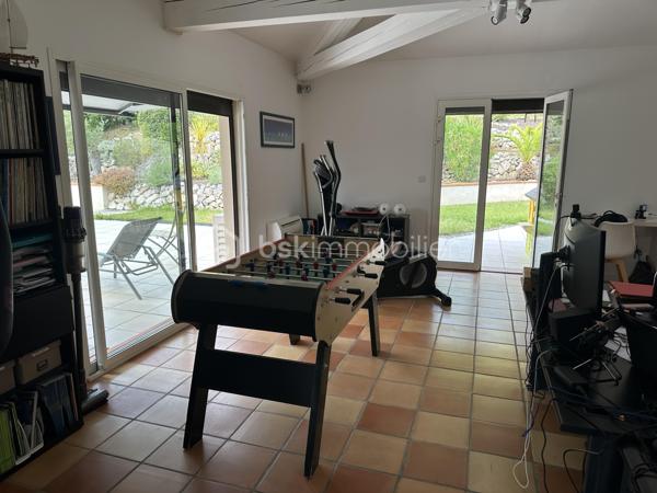 Propriété de type Lauragaise – Terrain de 1,5 hectare avec vue panoramique sur la vallée de la Garonne

Dans un environnement exceptionnel, au cœur d’une nature préservée, cette superbe propriété de type Lauragaise bénéficie d’un emplacement rare, en position dominante, offrant une vue panoramique remarquable sur la vallée de la Garonne.

À l’abri de toute nuisance, dans un cadre intime, calme et parfaitement sécurisé, cette propriété d’exception incarne un art de vivre privilégié, où élégance, confort et sérénité se conjuguent harmonieusement.

Édifiée sur un magnifique domaine de 1,5 hectare, cette demeure de 225 m2 habitables séduit immédiatement par la beauté de son environnement. Les extérieurs, soigneusement pensés et parfaitement entretenus, offrent un cadre paysager remarquable. Environ 3 000 m² autour de la maison ont été entièrement aménagés et paysagés avec soin, bénéficiant d’un système d’arrosage intégré.

Les 250 m² de terrasses qui entourent la maison créent de multiples espaces de réception et de détente, permettant de profiter pleinement de chaque instant face à un environnement d’exception.

Dès l’entrée, le charme opère. Un vaste hall d’accueil met en valeur les beaux volumes de la maison et dévoile un élégant escalier en bois menant à l’étage.

Le cœur de la maison s’articule autour d’un splendide espace de vie de 80 m². Ce séjour double, baigné de lumière naturelle grâce à de larges baies vitrées, offre une connexion permanente avec les extérieurs, la piscine et la nature environnante. Les sols en terre cuite, les matériaux utilisés , le poêle à bois et les volumes généreux confèrent à cet espace une atmosphère chaleureuse et raffinée. La climatisation assure un confort optimal en toute saison.

La cuisine ouverte, récente et parfaitement équipée, allie design, fonctionnalité et équipements haut de gamme. Elle s’intègre avec élégance à l’espace de réception, créant un lieu de vie convivial et sophistiqué.

L’espace nuit du rez-de-chaussée, parfaitement séparé des pièces de réception, accueille deux belles chambres avec parquet, toutes dotées de placards intégrés. Un grand dressing ainsi qu’une buanderie de 11 m² parfaitement aménagée viennent compléter cet espace. Une vaste salle de bain propose des prestations de qualité avec douche à l’italienne, baignoire, double vasque et WC indépendant.

À l’étage, une spacieuse mezzanine baignée de lumière naturelle grâce à un Vélux dessert deux grandes chambres supplémentaires. L’une bénéficie de sa propre salle d’eau avec douche à l’italienne, double vasque et WC indépendant. La climatisation assure un confort optimal dans ces espaces.

La maison séduit également par sa fonctionnalité avec de nombreux rangements intégrés et 35 m² supplémentaires sous combles, idéals pour le stockage.

À l’extérieur, les prestations confirment le caractère exclusif du bien. Une élégante piscine sécurisée avec traitement au sel s’intègre parfaitement au paysage. Son pool house permet de stocker le matériel et dispose également d’un WC indépendant. Un spa complète cet espace dédié à la détente et au bien-être.

La propriété dispose également d’un boulodrome privé, invitant à des moments de convivialité dans un cadre enchanteur et ombragé .

Plusieurs dépendances parfaitement aménagées offrent des espaces de stockage supplémentaires pour l’entretien de la propriété et permettent de stationner aisément trois à quatre véhicules.

Prestations complémentaires :

· Climatisation dans le séjour et les chambres de l’étage

· Volets électriques

· Système d’alarme

· Production d’eau chaude via cumulus alimenté par panneaux photovoltaïques

· Toiture en parfait état

· Nombreux espaces de rangement

· radiateurs à huile dans les chambres du RDC.

Rare par son emplacement, son panorama et la qualité de ses prestations, ce domaine offre un équilibre parfait entre nature, confort moderne et proximité des commodités : écoles, collège, lycée et commerces sont accessibles rapidement.

Une propriété rare et singulière, destinée aux amateurs de lieux de vie uniques, où charme, élégance et douceur de vivre se rencontrent.
Située à moins de 30 Km de la place du Capitole à TOULOUSE ainsi que de l'aéroport de BLAGNAC et des sites d'Airbus de COLOMIERS