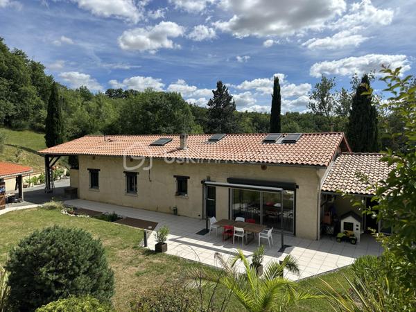 Propriété de type Lauragaise – Terrain de 1,5 hectare avec vue panoramique sur la vallée de la Garonne

Dans un environnement exceptionnel, au cœur d’une nature préservée, cette superbe propriété de type Lauragaise bénéficie d’un emplacement rare, en position dominante, offrant une vue panoramique remarquable sur la vallée de la Garonne.

À l’abri de toute nuisance, dans un cadre intime, calme et parfaitement sécurisé, cette propriété d’exception incarne un art de vivre privilégié, où élégance, confort et sérénité se conjuguent harmonieusement.

Édifiée sur un magnifique domaine de 1,5 hectare, cette demeure de 225 m2 habitables séduit immédiatement par la beauté de son environnement. Les extérieurs, soigneusement pensés et parfaitement entretenus, offrent un cadre paysager remarquable. Environ 3 000 m² autour de la maison ont été entièrement aménagés et paysagés avec soin, bénéficiant d’un système d’arrosage intégré.

Les 250 m² de terrasses qui entourent la maison créent de multiples espaces de réception et de détente, permettant de profiter pleinement de chaque instant face à un environnement d’exception.

Dès l’entrée, le charme opère. Un vaste hall d’accueil met en valeur les beaux volumes de la maison et dévoile un élégant escalier en bois menant à l’étage.

Le cœur de la maison s’articule autour d’un splendide espace de vie de 80 m². Ce séjour double, baigné de lumière naturelle grâce à de larges baies vitrées, offre une connexion permanente avec les extérieurs, la piscine et la nature environnante. Les sols en terre cuite, les matériaux utilisés , le poêle à bois et les volumes généreux confèrent à cet espace une atmosphère chaleureuse et raffinée. La climatisation assure un confort optimal en toute saison.

La cuisine ouverte, récente et parfaitement équipée, allie design, fonctionnalité et équipements haut de gamme. Elle s’intègre avec élégance à l’espace de réception, créant un lieu de vie convivial et sophistiqué.

L’espace nuit du rez-de-chaussée, parfaitement séparé des pièces de réception, accueille deux belles chambres avec parquet, toutes dotées de placards intégrés. Un grand dressing ainsi qu’une buanderie de 11 m² parfaitement aménagée viennent compléter cet espace. Une vaste salle de bain propose des prestations de qualité avec douche à l’italienne, baignoire, double vasque et WC indépendant.

À l’étage, une spacieuse mezzanine baignée de lumière naturelle grâce à un Vélux dessert deux grandes chambres supplémentaires. L’une bénéficie de sa propre salle d’eau avec douche à l’italienne, double vasque et WC indépendant. La climatisation assure un confort optimal dans ces espaces.

La maison séduit également par sa fonctionnalité avec de nombreux rangements intégrés et 35 m² supplémentaires sous combles, idéals pour le stockage.

À l’extérieur, les prestations confirment le caractère exclusif du bien. Une élégante piscine sécurisée avec traitement au sel s’intègre parfaitement au paysage. Son pool house permet de stocker le matériel et dispose également d’un WC indépendant. Un spa complète cet espace dédié à la détente et au bien-être.

La propriété dispose également d’un boulodrome privé, invitant à des moments de convivialité dans un cadre enchanteur et ombragé .

Plusieurs dépendances parfaitement aménagées offrent des espaces de stockage supplémentaires pour l’entretien de la propriété et permettent de stationner aisément trois à quatre véhicules.

Prestations complémentaires :

· Climatisation dans le séjour et les chambres de l’étage

· Volets électriques

· Système d’alarme

· Production d’eau chaude via cumulus alimenté par panneaux photovoltaïques

· Toiture en parfait état

· Nombreux espaces de rangement

· radiateurs à huile dans les chambres du RDC.

Rare par son emplacement, son panorama et la qualité de ses prestations, ce domaine offre un équilibre parfait entre nature, confort moderne et proximité des commodités : écoles, collège, lycée et commerces sont accessibles rapidement.

Une propriété rare et singulière, destinée aux amateurs de lieux de vie uniques, où charme, élégance et douceur de vivre se rencontrent.
Située à moins de 30 Km de la place du Capitole à TOULOUSE ainsi que de l'aéroport de BLAGNAC et des sites d'Airbus de COLOMIERS
