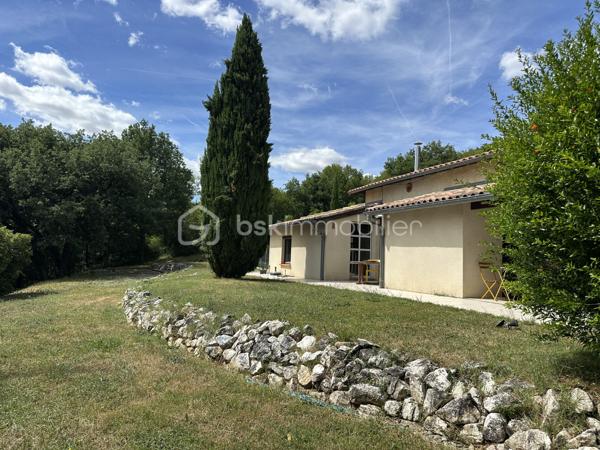 Propriété de type Lauragaise – Terrain de 1,5 hectare avec vue panoramique sur la vallée de la Garonne

Dans un environnement exceptionnel, au cœur d’une nature préservée, cette superbe propriété de type Lauragaise bénéficie d’un emplacement rare, en position dominante, offrant une vue panoramique remarquable sur la vallée de la Garonne.

À l’abri de toute nuisance, dans un cadre intime, calme et parfaitement sécurisé, cette propriété d’exception incarne un art de vivre privilégié, où élégance, confort et sérénité se conjuguent harmonieusement.

Édifiée sur un magnifique domaine de 1,5 hectare, cette demeure de 225 m2 habitables séduit immédiatement par la beauté de son environnement. Les extérieurs, soigneusement pensés et parfaitement entretenus, offrent un cadre paysager remarquable. Environ 3 000 m² autour de la maison ont été entièrement aménagés et paysagés avec soin, bénéficiant d’un système d’arrosage intégré.

Les 250 m² de terrasses qui entourent la maison créent de multiples espaces de réception et de détente, permettant de profiter pleinement de chaque instant face à un environnement d’exception.

Dès l’entrée, le charme opère. Un vaste hall d’accueil met en valeur les beaux volumes de la maison et dévoile un élégant escalier en bois menant à l’étage.

Le cœur de la maison s’articule autour d’un splendide espace de vie de 80 m². Ce séjour double, baigné de lumière naturelle grâce à de larges baies vitrées, offre une connexion permanente avec les extérieurs, la piscine et la nature environnante. Les sols en terre cuite, les matériaux utilisés , le poêle à bois et les volumes généreux confèrent à cet espace une atmosphère chaleureuse et raffinée. La climatisation assure un confort optimal en toute saison.

La cuisine ouverte, récente et parfaitement équipée, allie design, fonctionnalité et équipements haut de gamme. Elle s’intègre avec élégance à l’espace de réception, créant un lieu de vie convivial et sophistiqué.

L’espace nuit du rez-de-chaussée, parfaitement séparé des pièces de réception, accueille deux belles chambres avec parquet, toutes dotées de placards intégrés. Un grand dressing ainsi qu’une buanderie de 11 m² parfaitement aménagée viennent compléter cet espace. Une vaste salle de bain propose des prestations de qualité avec douche à l’italienne, baignoire, double vasque et WC indépendant.

À l’étage, une spacieuse mezzanine baignée de lumière naturelle grâce à un Vélux dessert deux grandes chambres supplémentaires. L’une bénéficie de sa propre salle d’eau avec douche à l’italienne, double vasque et WC indépendant. La climatisation assure un confort optimal dans ces espaces.

La maison séduit également par sa fonctionnalité avec de nombreux rangements intégrés et 35 m² supplémentaires sous combles, idéals pour le stockage.

À l’extérieur, les prestations confirment le caractère exclusif du bien. Une élégante piscine sécurisée avec traitement au sel s’intègre parfaitement au paysage. Son pool house permet de stocker le matériel et dispose également d’un WC indépendant. Un spa complète cet espace dédié à la détente et au bien-être.

La propriété dispose également d’un boulodrome privé, invitant à des moments de convivialité dans un cadre enchanteur et ombragé .

Plusieurs dépendances parfaitement aménagées offrent des espaces de stockage supplémentaires pour l’entretien de la propriété et permettent de stationner aisément trois à quatre véhicules.

Prestations complémentaires :

· Climatisation dans le séjour et les chambres de l’étage

· Volets électriques

· Système d’alarme

· Production d’eau chaude via cumulus alimenté par panneaux photovoltaïques

· Toiture en parfait état

· Nombreux espaces de rangement

· radiateurs à huile dans les chambres du RDC.

Rare par son emplacement, son panorama et la qualité de ses prestations, ce domaine offre un équilibre parfait entre nature, confort moderne et proximité des commodités : écoles, collège, lycée et commerces sont accessibles rapidement.

Une propriété rare et singulière, destinée aux amateurs de lieux de vie uniques, où charme, élégance et douceur de vivre se rencontrent.
Située à moins de 30 Km de la place du Capitole à TOULOUSE ainsi que de l'aéroport de BLAGNAC et des sites d'Airbus de COLOMIERS