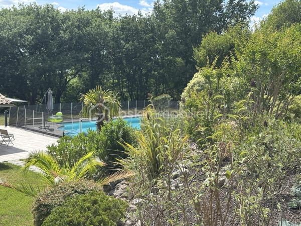 Propriété de type Lauragaise – Terrain de 1,5 hectare avec vue panoramique sur la vallée de la Garonne

Dans un environnement exceptionnel, au cœur d’une nature préservée, cette superbe propriété de type Lauragaise bénéficie d’un emplacement rare, en position dominante, offrant une vue panoramique remarquable sur la vallée de la Garonne.

À l’abri de toute nuisance, dans un cadre intime, calme et parfaitement sécurisé, cette propriété d’exception incarne un art de vivre privilégié, où élégance, confort et sérénité se conjuguent harmonieusement.

Édifiée sur un magnifique domaine de 1,5 hectare, cette demeure de 225 m2 habitables séduit immédiatement par la beauté de son environnement. Les extérieurs, soigneusement pensés et parfaitement entretenus, offrent un cadre paysager remarquable. Environ 3 000 m² autour de la maison ont été entièrement aménagés et paysagés avec soin, bénéficiant d’un système d’arrosage intégré.

Les 250 m² de terrasses qui entourent la maison créent de multiples espaces de réception et de détente, permettant de profiter pleinement de chaque instant face à un environnement d’exception.

Dès l’entrée, le charme opère. Un vaste hall d’accueil met en valeur les beaux volumes de la maison et dévoile un élégant escalier en bois menant à l’étage.

Le cœur de la maison s’articule autour d’un splendide espace de vie de 80 m². Ce séjour double, baigné de lumière naturelle grâce à de larges baies vitrées, offre une connexion permanente avec les extérieurs, la piscine et la nature environnante. Les sols en terre cuite, les matériaux utilisés , le poêle à bois et les volumes généreux confèrent à cet espace une atmosphère chaleureuse et raffinée. La climatisation assure un confort optimal en toute saison.

La cuisine ouverte, récente et parfaitement équipée, allie design, fonctionnalité et équipements haut de gamme. Elle s’intègre avec élégance à l’espace de réception, créant un lieu de vie convivial et sophistiqué.

L’espace nuit du rez-de-chaussée, parfaitement séparé des pièces de réception, accueille deux belles chambres avec parquet, toutes dotées de placards intégrés. Un grand dressing ainsi qu’une buanderie de 11 m² parfaitement aménagée viennent compléter cet espace. Une vaste salle de bain propose des prestations de qualité avec douche à l’italienne, baignoire, double vasque et WC indépendant.

À l’étage, une spacieuse mezzanine baignée de lumière naturelle grâce à un Vélux dessert deux grandes chambres supplémentaires. L’une bénéficie de sa propre salle d’eau avec douche à l’italienne, double vasque et WC indépendant. La climatisation assure un confort optimal dans ces espaces.

La maison séduit également par sa fonctionnalité avec de nombreux rangements intégrés et 35 m² supplémentaires sous combles, idéals pour le stockage.

À l’extérieur, les prestations confirment le caractère exclusif du bien. Une élégante piscine sécurisée avec traitement au sel s’intègre parfaitement au paysage. Son pool house permet de stocker le matériel et dispose également d’un WC indépendant. Un spa complète cet espace dédié à la détente et au bien-être.

La propriété dispose également d’un boulodrome privé, invitant à des moments de convivialité dans un cadre enchanteur et ombragé .

Plusieurs dépendances parfaitement aménagées offrent des espaces de stockage supplémentaires pour l’entretien de la propriété et permettent de stationner aisément trois à quatre véhicules.

Prestations complémentaires :

· Climatisation dans le séjour et les chambres de l’étage

· Volets électriques

· Système d’alarme

· Production d’eau chaude via cumulus alimenté par panneaux photovoltaïques

· Toiture en parfait état

· Nombreux espaces de rangement

· radiateurs à huile dans les chambres du RDC.

Rare par son emplacement, son panorama et la qualité de ses prestations, ce domaine offre un équilibre parfait entre nature, confort moderne et proximité des commodités : écoles, collège, lycée et commerces sont accessibles rapidement.

Une propriété rare et singulière, destinée aux amateurs de lieux de vie uniques, où charme, élégance et douceur de vivre se rencontrent.
Située à moins de 30 Km de la place du Capitole à TOULOUSE ainsi que de l'aéroport de BLAGNAC et des sites d'Airbus de COLOMIERS