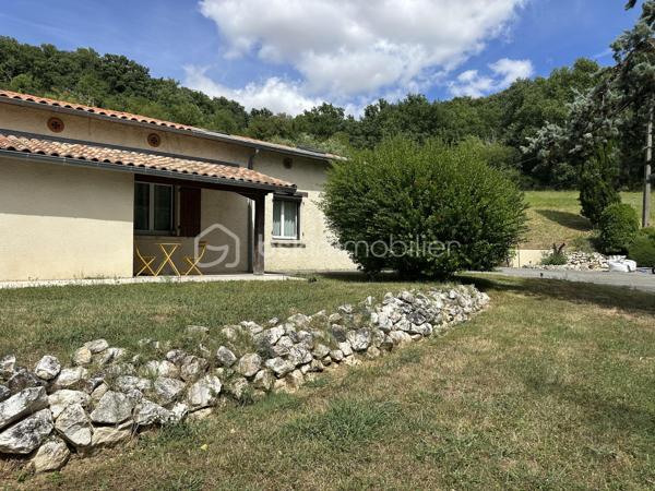 Propriété de type Lauragaise – Terrain de 1,5 hectare avec vue panoramique sur la vallée de la Garonne

Dans un environnement exceptionnel, au cœur d’une nature préservée, cette superbe propriété de type Lauragaise bénéficie d’un emplacement rare, en position dominante, offrant une vue panoramique remarquable sur la vallée de la Garonne.

À l’abri de toute nuisance, dans un cadre intime, calme et parfaitement sécurisé, cette propriété d’exception incarne un art de vivre privilégié, où élégance, confort et sérénité se conjuguent harmonieusement.

Édifiée sur un magnifique domaine de 1,5 hectare, cette demeure de 225 m2 habitables séduit immédiatement par la beauté de son environnement. Les extérieurs, soigneusement pensés et parfaitement entretenus, offrent un cadre paysager remarquable. Environ 3 000 m² autour de la maison ont été entièrement aménagés et paysagés avec soin, bénéficiant d’un système d’arrosage intégré.

Les 250 m² de terrasses qui entourent la maison créent de multiples espaces de réception et de détente, permettant de profiter pleinement de chaque instant face à un environnement d’exception.

Dès l’entrée, le charme opère. Un vaste hall d’accueil met en valeur les beaux volumes de la maison et dévoile un élégant escalier en bois menant à l’étage.

Le cœur de la maison s’articule autour d’un splendide espace de vie de 80 m². Ce séjour double, baigné de lumière naturelle grâce à de larges baies vitrées, offre une connexion permanente avec les extérieurs, la piscine et la nature environnante. Les sols en terre cuite, les matériaux utilisés , le poêle à bois et les volumes généreux confèrent à cet espace une atmosphère chaleureuse et raffinée. La climatisation assure un confort optimal en toute saison.

La cuisine ouverte, récente et parfaitement équipée, allie design, fonctionnalité et équipements haut de gamme. Elle s’intègre avec élégance à l’espace de réception, créant un lieu de vie convivial et sophistiqué.

L’espace nuit du rez-de-chaussée, parfaitement séparé des pièces de réception, accueille deux belles chambres avec parquet, toutes dotées de placards intégrés. Un grand dressing ainsi qu’une buanderie de 11 m² parfaitement aménagée viennent compléter cet espace. Une vaste salle de bain propose des prestations de qualité avec douche à l’italienne, baignoire, double vasque et WC indépendant.

À l’étage, une spacieuse mezzanine baignée de lumière naturelle grâce à un Vélux dessert deux grandes chambres supplémentaires. L’une bénéficie de sa propre salle d’eau avec douche à l’italienne, double vasque et WC indépendant. La climatisation assure un confort optimal dans ces espaces.

La maison séduit également par sa fonctionnalité avec de nombreux rangements intégrés et 35 m² supplémentaires sous combles, idéals pour le stockage.

À l’extérieur, les prestations confirment le caractère exclusif du bien. Une élégante piscine sécurisée avec traitement au sel s’intègre parfaitement au paysage. Son pool house permet de stocker le matériel et dispose également d’un WC indépendant. Un spa complète cet espace dédié à la détente et au bien-être.

La propriété dispose également d’un boulodrome privé, invitant à des moments de convivialité dans un cadre enchanteur et ombragé .

Plusieurs dépendances parfaitement aménagées offrent des espaces de stockage supplémentaires pour l’entretien de la propriété et permettent de stationner aisément trois à quatre véhicules.

Prestations complémentaires :

· Climatisation dans le séjour et les chambres de l’étage

· Volets électriques

· Système d’alarme

· Production d’eau chaude via cumulus alimenté par panneaux photovoltaïques

· Toiture en parfait état

· Nombreux espaces de rangement

· radiateurs à huile dans les chambres du RDC.

Rare par son emplacement, son panorama et la qualité de ses prestations, ce domaine offre un équilibre parfait entre nature, confort moderne et proximité des commodités : écoles, collège, lycée et commerces sont accessibles rapidement.

Une propriété rare et singulière, destinée aux amateurs de lieux de vie uniques, où charme, élégance et douceur de vivre se rencontrent.
Située à moins de 30 Km de la place du Capitole à TOULOUSE ainsi que de l'aéroport de BLAGNAC et des sites d'Airbus de COLOMIERS