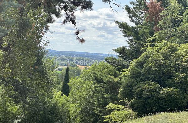 Propriété de type Lauragaise – Terrain de 1,5 hectare avec vue panoramique sur la vallée de la Garonne

Dans un environnement exceptionnel, au cœur d’une nature préservée, cette superbe propriété de type Lauragaise bénéficie d’un emplacement rare, en position dominante, offrant une vue panoramique remarquable sur la vallée de la Garonne.

À l’abri de toute nuisance, dans un cadre intime, calme et parfaitement sécurisé, cette propriété d’exception incarne un art de vivre privilégié, où élégance, confort et sérénité se conjuguent harmonieusement.

Édifiée sur un magnifique domaine de 1,5 hectare, cette demeure de 225 m2 habitables séduit immédiatement par la beauté de son environnement. Les extérieurs, soigneusement pensés et parfaitement entretenus, offrent un cadre paysager remarquable. Environ 3 000 m² autour de la maison ont été entièrement aménagés et paysagés avec soin, bénéficiant d’un système d’arrosage intégré.

Les 250 m² de terrasses qui entourent la maison créent de multiples espaces de réception et de détente, permettant de profiter pleinement de chaque instant face à un environnement d’exception.

Dès l’entrée, le charme opère. Un vaste hall d’accueil met en valeur les beaux volumes de la maison et dévoile un élégant escalier en bois menant à l’étage.

Le cœur de la maison s’articule autour d’un splendide espace de vie de 80 m². Ce séjour double, baigné de lumière naturelle grâce à de larges baies vitrées, offre une connexion permanente avec les extérieurs, la piscine et la nature environnante. Les sols en terre cuite, les matériaux utilisés , le poêle à bois et les volumes généreux confèrent à cet espace une atmosphère chaleureuse et raffinée. La climatisation assure un confort optimal en toute saison.

La cuisine ouverte, récente et parfaitement équipée, allie design, fonctionnalité et équipements haut de gamme. Elle s’intègre avec élégance à l’espace de réception, créant un lieu de vie convivial et sophistiqué.

L’espace nuit du rez-de-chaussée, parfaitement séparé des pièces de réception, accueille deux belles chambres avec parquet, toutes dotées de placards intégrés. Un grand dressing ainsi qu’une buanderie de 11 m² parfaitement aménagée viennent compléter cet espace. Une vaste salle de bain propose des prestations de qualité avec douche à l’italienne, baignoire, double vasque et WC indépendant.

À l’étage, une spacieuse mezzanine baignée de lumière naturelle grâce à un Vélux dessert deux grandes chambres supplémentaires. L’une bénéficie de sa propre salle d’eau avec douche à l’italienne, double vasque et WC indépendant. La climatisation assure un confort optimal dans ces espaces.

La maison séduit également par sa fonctionnalité avec de nombreux rangements intégrés et 35 m² supplémentaires sous combles, idéals pour le stockage.

À l’extérieur, les prestations confirment le caractère exclusif du bien. Une élégante piscine sécurisée avec traitement au sel s’intègre parfaitement au paysage. Son pool house permet de stocker le matériel et dispose également d’un WC indépendant. Un spa complète cet espace dédié à la détente et au bien-être.

La propriété dispose également d’un boulodrome privé, invitant à des moments de convivialité dans un cadre enchanteur et ombragé .

Plusieurs dépendances parfaitement aménagées offrent des espaces de stockage supplémentaires pour l’entretien de la propriété et permettent de stationner aisément trois à quatre véhicules.

Prestations complémentaires :

· Climatisation dans le séjour et les chambres de l’étage

· Volets électriques

· Système d’alarme

· Production d’eau chaude via cumulus alimenté par panneaux photovoltaïques

· Toiture en parfait état

· Nombreux espaces de rangement

· radiateurs à huile dans les chambres du RDC.

Rare par son emplacement, son panorama et la qualité de ses prestations, ce domaine offre un équilibre parfait entre nature, confort moderne et proximité des commodités : écoles, collège, lycée et commerces sont accessibles rapidement.

Une propriété rare et singulière, destinée aux amateurs de lieux de vie uniques, où charme, élégance et douceur de vivre se rencontrent.
Située à moins de 30 Km de la place du Capitole à TOULOUSE ainsi que de l'aéroport de BLAGNAC et des sites d'Airbus de COLOMIERS