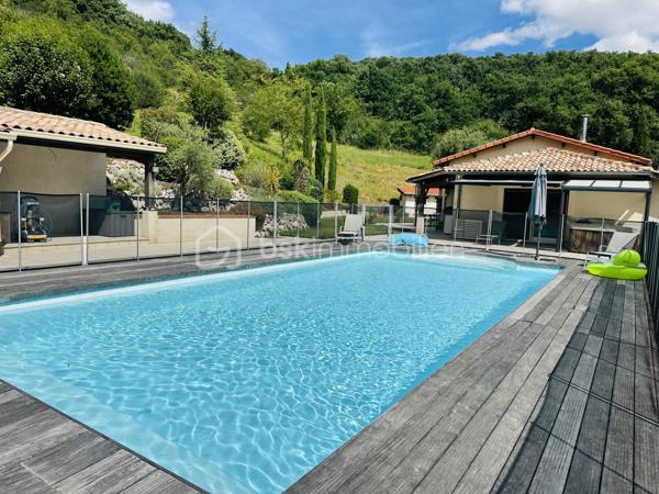 Propriété de type Lauragaise – Terrain de 1,5 hectare avec vue panoramique sur la vallée de la Garonne

Dans un environnement exceptionnel, au cœur d’une nature préservée, cette superbe propriété de type Lauragaise bénéficie d’un emplacement rare, en position dominante, offrant une vue panoramique remarquable sur la vallée de la Garonne.

À l’abri de toute nuisance, dans un cadre intime, calme et parfaitement sécurisé, cette propriété d’exception incarne un art de vivre privilégié, où élégance, confort et sérénité se conjuguent harmonieusement.

Édifiée sur un magnifique domaine de 1,5 hectare, cette demeure de 225 m2 habitables séduit immédiatement par la beauté de son environnement. Les extérieurs, soigneusement pensés et parfaitement entretenus, offrent un cadre paysager remarquable. Environ 3 000 m² autour de la maison ont été entièrement aménagés et paysagés avec soin, bénéficiant d’un système d’arrosage intégré.

Les 250 m² de terrasses qui entourent la maison créent de multiples espaces de réception et de détente, permettant de profiter pleinement de chaque instant face à un environnement d’exception.

Dès l’entrée, le charme opère. Un vaste hall d’accueil met en valeur les beaux volumes de la maison et dévoile un élégant escalier en bois menant à l’étage.

Le cœur de la maison s’articule autour d’un splendide espace de vie de 80 m². Ce séjour double, baigné de lumière naturelle grâce à de larges baies vitrées, offre une connexion permanente avec les extérieurs, la piscine et la nature environnante. Les sols en terre cuite, les matériaux utilisés , le poêle à bois et les volumes généreux confèrent à cet espace une atmosphère chaleureuse et raffinée. La climatisation assure un confort optimal en toute saison.

La cuisine ouverte, récente et parfaitement équipée, allie design, fonctionnalité et équipements haut de gamme. Elle s’intègre avec élégance à l’espace de réception, créant un lieu de vie convivial et sophistiqué.

L’espace nuit du rez-de-chaussée, parfaitement séparé des pièces de réception, accueille deux belles chambres avec parquet, toutes dotées de placards intégrés. Un grand dressing ainsi qu’une buanderie de 11 m² parfaitement aménagée viennent compléter cet espace. Une vaste salle de bain propose des prestations de qualité avec douche à l’italienne, baignoire, double vasque et WC indépendant.

À l’étage, une spacieuse mezzanine baignée de lumière naturelle grâce à un Vélux dessert deux grandes chambres supplémentaires. L’une bénéficie de sa propre salle d’eau avec douche à l’italienne, double vasque et WC indépendant. La climatisation assure un confort optimal dans ces espaces.

La maison séduit également par sa fonctionnalité avec de nombreux rangements intégrés et 35 m² supplémentaires sous combles, idéals pour le stockage.

À l’extérieur, les prestations confirment le caractère exclusif du bien. Une élégante piscine sécurisée avec traitement au sel s’intègre parfaitement au paysage. Son pool house permet de stocker le matériel et dispose également d’un WC indépendant. Un spa complète cet espace dédié à la détente et au bien-être.

La propriété dispose également d’un boulodrome privé, invitant à des moments de convivialité dans un cadre enchanteur et ombragé .

Plusieurs dépendances parfaitement aménagées offrent des espaces de stockage supplémentaires pour l’entretien de la propriété et permettent de stationner aisément trois à quatre véhicules.

Prestations complémentaires :

· Climatisation dans le séjour et les chambres de l’étage

· Volets électriques

· Système d’alarme

· Production d’eau chaude via cumulus alimenté par panneaux photovoltaïques

· Toiture en parfait état

· Nombreux espaces de rangement

· radiateurs à huile dans les chambres du RDC.

Rare par son emplacement, son panorama et la qualité de ses prestations, ce domaine offre un équilibre parfait entre nature, confort moderne et proximité des commodités : écoles, collège, lycée et commerces sont accessibles rapidement.

Une propriété rare et singulière, destinée aux amateurs de lieux de vie uniques, où charme, élégance et douceur de vivre se rencontrent.
Située à moins de 30 Km de la place du Capitole à TOULOUSE ainsi que de l'aéroport de BLAGNAC et des sites d'Airbus de COLOMIERS