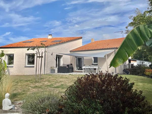 Maison de 167m2 , 5 chambres, garage 50m2 dans le centre de Belleville sur vie