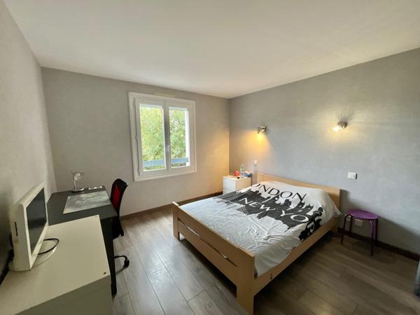 Maison de 167m2 , 5 chambres, garage 50m2 dans le centre de Belleville sur vie