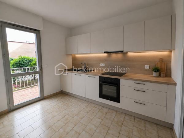 À vendre, appartement T2 situé en rez-de-chaussée avec beaucoup de potentiel, dans une résidence calme et bien entretenue, à seulement 10 minutes à pied du métro Patte d’Oie. Vous profiterez d’un emplacement recherché, proche de toutes commodités : commerces, transports (métro, tram, bus), écoles...
L’appartement est traversant et se compose d’un grand séjour, d’une cuisine séparée, d’une chambre avec rangements, d’une salle de bain ainsi que de toilettes séparées.
Il dispose de deux balcons offrant un extérieur de chaque côté du logement

L'appartement sera libre de toute occupation à partir du 24/09/26.

Copropriété de 54 logements.
Possibilité d'acquérir en supplément une place de parking couverte et sécurisée dans la résidence.

Une belle opportunité pour investir dans un quartier dynamique et recherché.

Proposition d’aménagement virtuel non contractuelle présentée sur la première photo