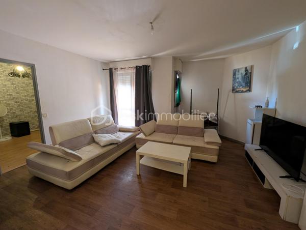À vendre, appartement T2 situé en rez-de-chaussée avec beaucoup de potentiel, dans une résidence calme et bien entretenue, à seulement 10 minutes à pied du métro Patte d’Oie. Vous profiterez d’un emplacement recherché, proche de toutes commodités : commerces, transports (métro, tram, bus), écoles...
L’appartement est traversant et se compose d’un grand séjour, d’une cuisine séparée, d’une chambre avec rangements, d’une salle de bain ainsi que de toilettes séparées.
Il dispose de deux balcons offrant un extérieur de chaque côté du logement

L'appartement sera libre de toute occupation à partir du 24/09/26.

Copropriété de 54 logements.
Possibilité d'acquérir en supplément une place de parking couverte et sécurisée dans la résidence.

Une belle opportunité pour investir dans un quartier dynamique et recherché.

Proposition d’aménagement virtuel non contractuelle présentée sur la première photo