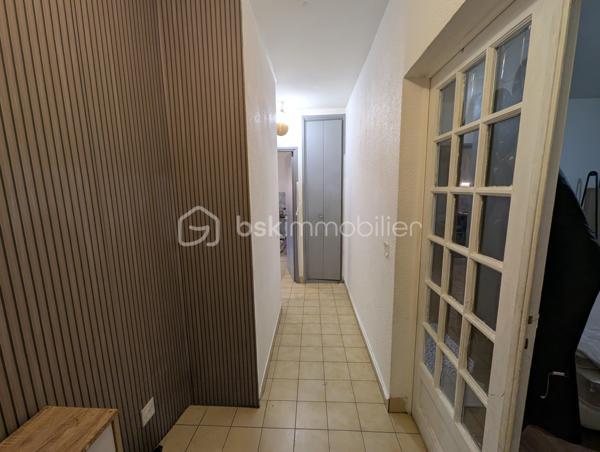 À vendre, appartement T2 situé en rez-de-chaussée avec beaucoup de potentiel, dans une résidence calme et bien entretenue, à seulement 10 minutes à pied du métro Patte d’Oie. Vous profiterez d’un emplacement recherché, proche de toutes commodités : commerces, transports (métro, tram, bus), écoles...
L’appartement est traversant et se compose d’un grand séjour, d’une cuisine séparée, d’une chambre avec rangements, d’une salle de bain ainsi que de toilettes séparées.
Il dispose de deux balcons offrant un extérieur de chaque côté du logement

L'appartement sera libre de toute occupation à partir du 24/09/26.

Copropriété de 54 logements.
Possibilité d'acquérir en supplément une place de parking couverte et sécurisée dans la résidence.

Une belle opportunité pour investir dans un quartier dynamique et recherché.

Proposition d’aménagement virtuel non contractuelle présentée sur la première photo
