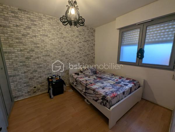 À vendre, appartement T2 situé en rez-de-chaussée avec beaucoup de potentiel, dans une résidence calme et bien entretenue, à seulement 10 minutes à pied du métro Patte d’Oie. Vous profiterez d’un emplacement recherché, proche de toutes commodités : commerces, transports (métro, tram, bus), écoles...
L’appartement est traversant et se compose d’un grand séjour, d’une cuisine séparée, d’une chambre avec rangements, d’une salle de bain ainsi que de toilettes séparées.
Il dispose de deux balcons offrant un extérieur de chaque côté du logement

L'appartement sera libre de toute occupation à partir du 24/09/26.

Copropriété de 54 logements.
Possibilité d'acquérir en supplément une place de parking couverte et sécurisée dans la résidence.

Une belle opportunité pour investir dans un quartier dynamique et recherché.

Proposition d’aménagement virtuel non contractuelle présentée sur la première photo
