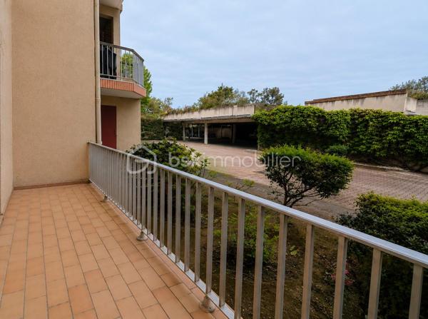 À vendre, appartement T2 situé en rez-de-chaussée avec beaucoup de potentiel, dans une résidence calme et bien entretenue, à seulement 10 minutes à pied du métro Patte d’Oie. Vous profiterez d’un emplacement recherché, proche de toutes commodités : commerces, transports (métro, tram, bus), écoles...
L’appartement est traversant et se compose d’un grand séjour, d’une cuisine séparée, d’une chambre avec rangements, d’une salle de bain ainsi que de toilettes séparées.
Il dispose de deux balcons offrant un extérieur de chaque côté du logement

L'appartement sera libre de toute occupation à partir du 24/09/26.

Copropriété de 54 logements.
Possibilité d'acquérir en supplément une place de parking couverte et sécurisée dans la résidence.

Une belle opportunité pour investir dans un quartier dynamique et recherché.

Proposition d’aménagement virtuel non contractuelle présentée sur la première photo