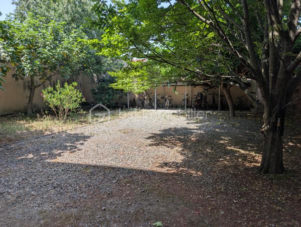 À vendre, appartement T2 situé en rez-de-chaussée avec beaucoup de potentiel, dans une résidence calme et bien entretenue, à seulement 10 minutes à pied du métro Patte d’Oie. Vous profiterez d’un emplacement recherché, proche de toutes commodités : commerces, transports (métro, tram, bus), écoles...
L’appartement est traversant et se compose d’un grand séjour, d’une cuisine séparée, d’une chambre avec rangements, d’une salle de bain ainsi que de toilettes séparées.
Il dispose de deux balcons offrant un extérieur de chaque côté du logement

L'appartement sera libre de toute occupation à partir du 24/09/26.

Copropriété de 54 logements.
Possibilité d'acquérir en supplément une place de parking couverte et sécurisée dans la résidence.

Une belle opportunité pour investir dans un quartier dynamique et recherché.

Proposition d’aménagement virtuel non contractuelle présentée sur la première photo