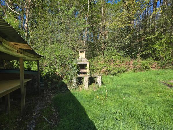 TERRAIN AVEC PETIT PLAN D'EAU