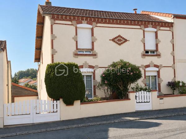 Vous recherchez une maison chaleureuse et atypique, parfaitement entretenue et idéalement située ?
Cette belle demeure de 150 m² habitables saura vous séduire par ses volumes, sa fonctionnalité et son excellent état général.
Dès l’entrée, vous découvrirez un intérieur propre, soigné et lumineux grâce à son exposition sud-ouest, offrant une agréable luminosité tout au long de la journée.
La maison dispose d’un ensemble salon/salle à manger/cuisine équipée spacieux de 60 m², permettant de profiter de véritables espaces de vie confortables.
La cheminée/insert apporte également une touche chaleureuse et authentique à l'ensemble du rez-de-chaussée.
Côté nuit, vous bénéficierez de chambres confortables sur parquet massif, idéales pour accueillir toute la famille, aménager un bureau ou recevoir vos proches.
Coté sous-sol vous apprécierez, la cuisine aménagée et la troisième salle d'eau/wc, une partie atelier, une buanderie et une cave.
À l’extérieur, vous profiterez d’un espace fonctionnel arboré et d'un potager, agrémenté d’une belle terrasse dallée, parfaite pour partager des repas ou profiter des beaux jours en toute tranquillité.
Un préau avec portail électrique complète également ce bien.

Située à proximité immédiate des commerces, écoles et commodités, cette maison offre un cadre de vie pratique et agréable au quotidien.

✅ Maison très bien entretenue
✅ 150 m² habitables
✅ 4 chambres + 1 bureau
✅ Salon, salle à manger et cuisine équipée spacieux
✅ Terrasse 60 m²
✅ Portail préau électrique
✅ Proche commerces et commodités
✅ Extérieur agréable

Une maison lumineuse, saine et accueillante, avec beaucoup de charme, prête à vivre et à découvrir sans tarder !
