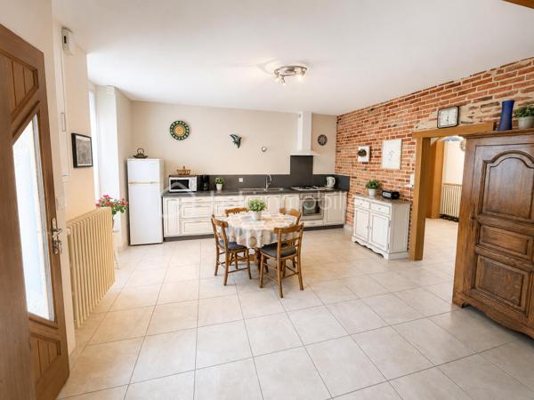 Vous recherchez une maison chaleureuse et atypique, parfaitement entretenue et idéalement située ?
Cette belle demeure de 150 m² habitables saura vous séduire par ses volumes, sa fonctionnalité et son excellent état général.
Dès l’entrée, vous découvrirez un intérieur propre, soigné et lumineux grâce à son exposition sud-ouest, offrant une agréable luminosité tout au long de la journée.
La maison dispose d’un ensemble salon/salle à manger/cuisine équipée spacieux de 60 m², permettant de profiter de véritables espaces de vie confortables.
La cheminée/insert apporte également une touche chaleureuse et authentique à l'ensemble du rez-de-chaussée.
Côté nuit, vous bénéficierez de chambres confortables sur parquet massif, idéales pour accueillir toute la famille, aménager un bureau ou recevoir vos proches.
Coté sous-sol vous apprécierez, la cuisine aménagée et la troisième salle d'eau/wc, une partie atelier, une buanderie et une cave.
À l’extérieur, vous profiterez d’un espace fonctionnel arboré et d'un potager, agrémenté d’une belle terrasse dallée, parfaite pour partager des repas ou profiter des beaux jours en toute tranquillité.
Un préau avec portail électrique complète également ce bien.

Située à proximité immédiate des commerces, écoles et commodités, cette maison offre un cadre de vie pratique et agréable au quotidien.

✅ Maison très bien entretenue
✅ 150 m² habitables
✅ 4 chambres + 1 bureau
✅ Salon, salle à manger et cuisine équipée spacieux
✅ Terrasse 60 m²
✅ Portail préau électrique
✅ Proche commerces et commodités
✅ Extérieur agréable

Une maison lumineuse, saine et accueillante, avec beaucoup de charme, prête à vivre et à découvrir sans tarder !