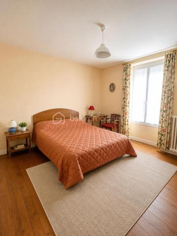 Vous recherchez une maison chaleureuse et atypique, parfaitement entretenue et idéalement située ?
Cette belle demeure de 150 m² habitables saura vous séduire par ses volumes, sa fonctionnalité et son excellent état général.
Dès l’entrée, vous découvrirez un intérieur propre, soigné et lumineux grâce à son exposition sud-ouest, offrant une agréable luminosité tout au long de la journée.
La maison dispose d’un ensemble salon/salle à manger/cuisine équipée spacieux de 60 m², permettant de profiter de véritables espaces de vie confortables.
La cheminée/insert apporte également une touche chaleureuse et authentique à l'ensemble du rez-de-chaussée.
Côté nuit, vous bénéficierez de chambres confortables sur parquet massif, idéales pour accueillir toute la famille, aménager un bureau ou recevoir vos proches.
Coté sous-sol vous apprécierez, la cuisine aménagée et la troisième salle d'eau/wc, une partie atelier, une buanderie et une cave.
À l’extérieur, vous profiterez d’un espace fonctionnel arboré et d'un potager, agrémenté d’une belle terrasse dallée, parfaite pour partager des repas ou profiter des beaux jours en toute tranquillité.
Un préau avec portail électrique complète également ce bien.

Située à proximité immédiate des commerces, écoles et commodités, cette maison offre un cadre de vie pratique et agréable au quotidien.

✅ Maison très bien entretenue
✅ 150 m² habitables
✅ 4 chambres + 1 bureau
✅ Salon, salle à manger et cuisine équipée spacieux
✅ Terrasse 60 m²
✅ Portail préau électrique
✅ Proche commerces et commodités
✅ Extérieur agréable

Une maison lumineuse, saine et accueillante, avec beaucoup de charme, prête à vivre et à découvrir sans tarder !