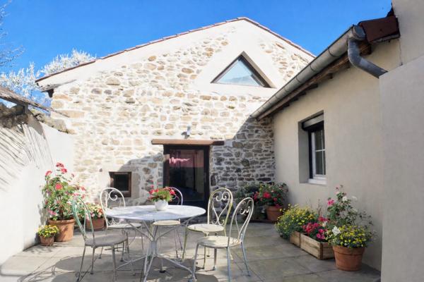 Saint-Étienne (42230) Demeure de charme en pierre - Propriété d'exception aux multiples possibilités