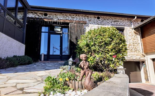 Saint-Étienne (42230) Demeure de charme en pierre - Propriété d'exception aux multiples possibilités