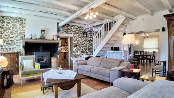 Saint-Étienne (42230) Demeure de charme en pierre - Propriété d'exception aux multiples possibilités