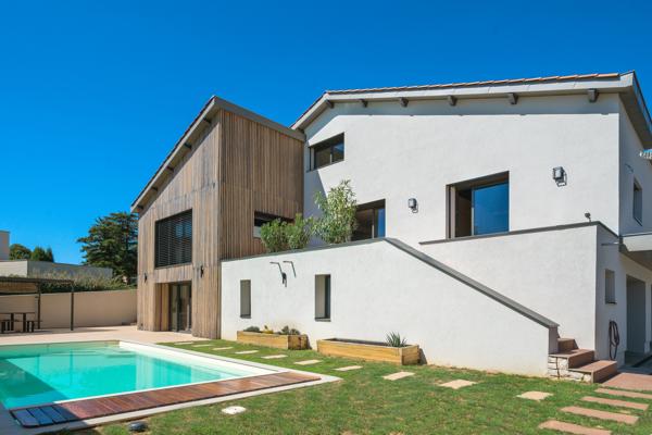 Exclusivité ! Limonest - Maison de 290 m2 env. 4 chambres - Piscine - Garage double - Terrain de 815m2