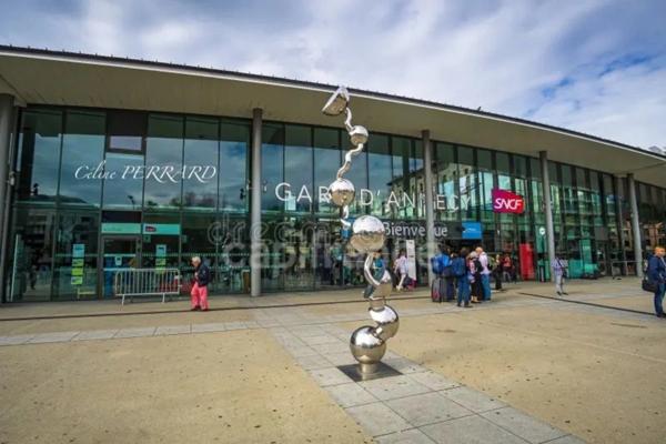 Dpt Haute Savoie (74), à vendre ANNECY centre, appartement T3 traversant de 86 m²